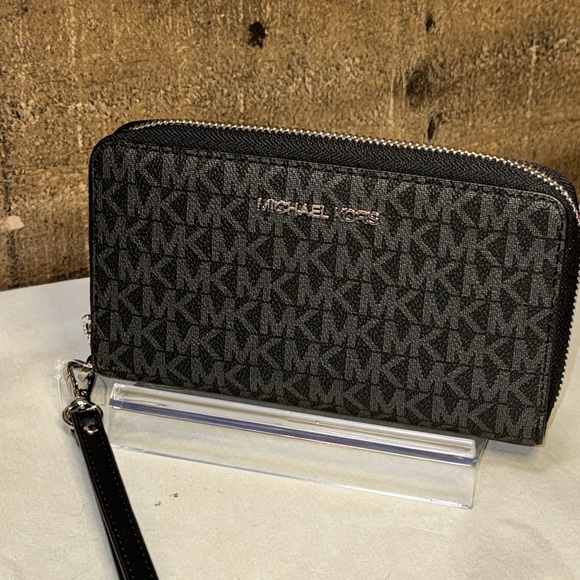 NWT Michael Kors Black and Gray Jet Set Large Monogram Wristlet Wallet - Picture 1 of 10